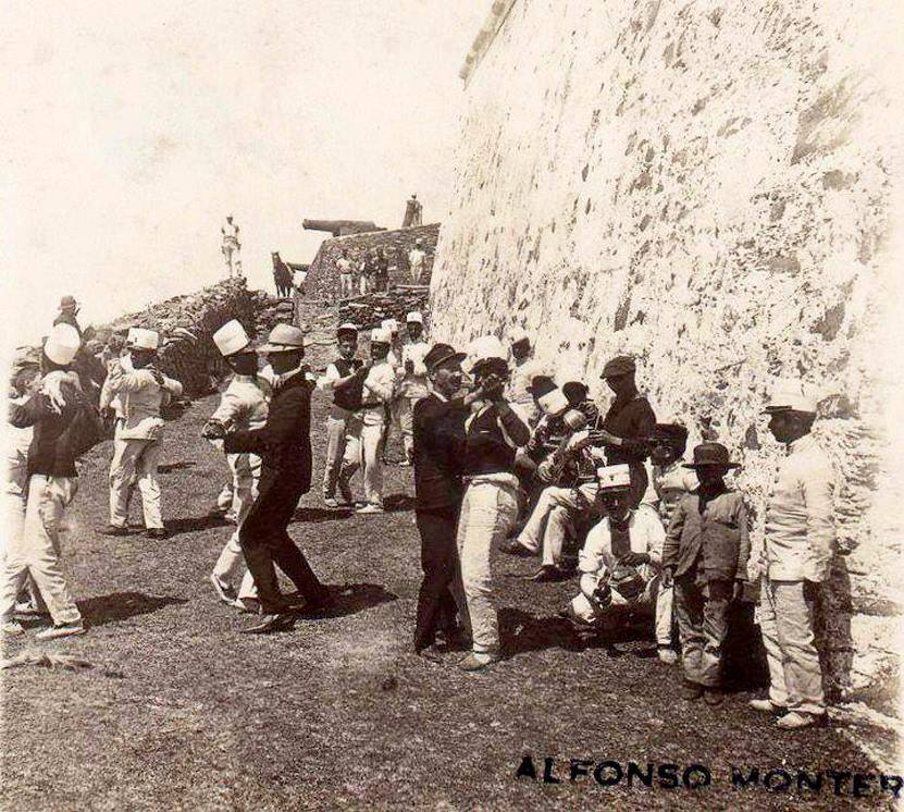 1890s Soldados bailando en la fortaleza del cerro de Montevideo.