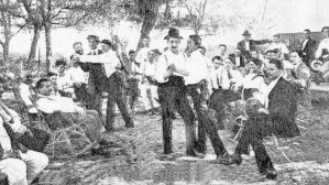 1913 Hombres bailando tango en Rosario.