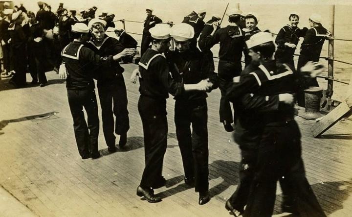 1928 – Sailors Practising. Marineros practicando.